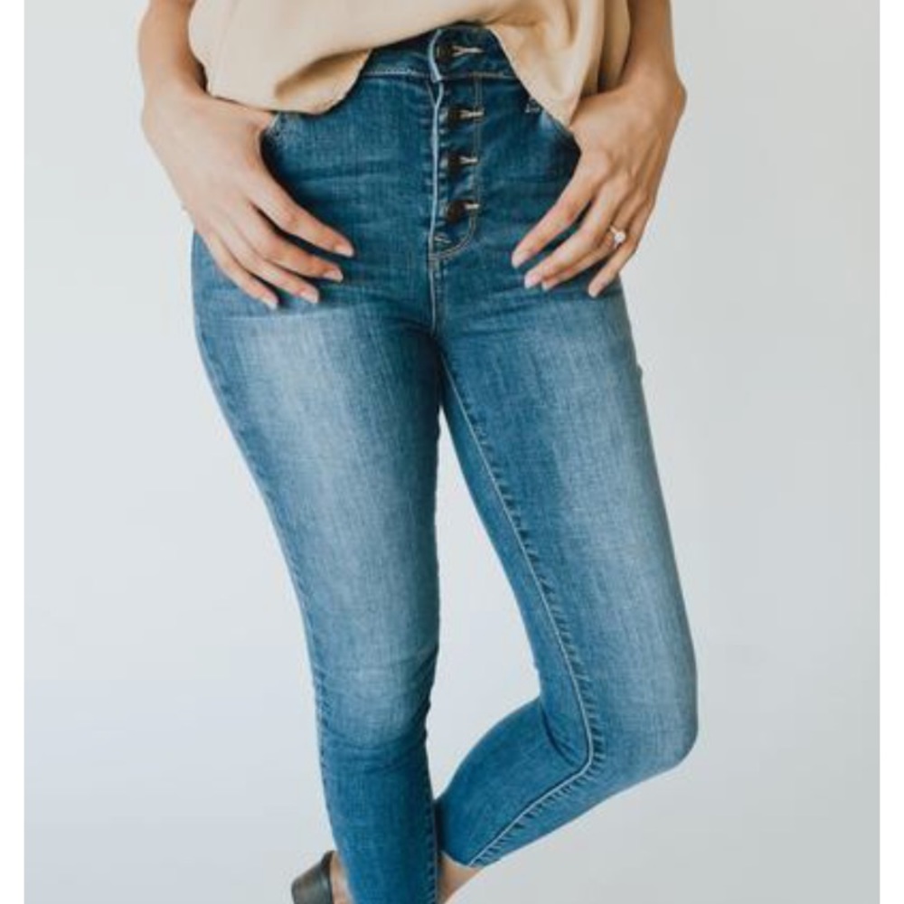 Carly Jean “Kenny” high rise jeans medium wash.